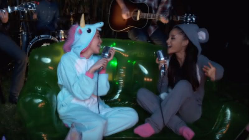 Miley Cyrus e Ariana Grande no Happy Hippie Presents - Reprodução/Youtube