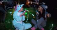 Miley Cyrus e Ariana Grande no Happy Hippie Presents - Reprodução/Youtube