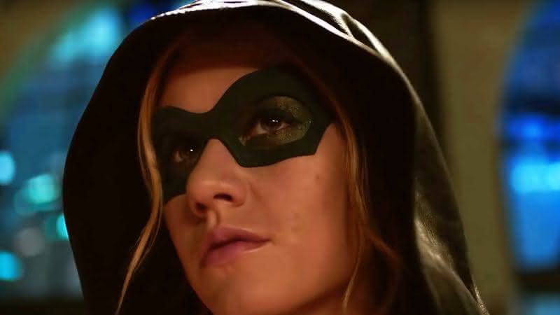 Mia Smoak (Katherine McNamara) como o Arqueiro Verde em nova prévia de Arrow - YouTube/CW