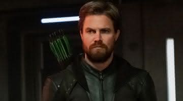 Stephen Amell como Arqueiro Verde em Arrow - Reprodução/CW