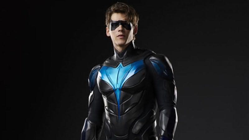 Brenton Thwaites como Asa Noturna em Titãs - DC