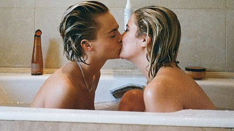 Cara Delevingne e Ashley Benson em beijão na banheira em clique nas redes sociais - Instagram