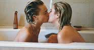 Cara Delevingne e Ashley Benson em beijão na banheira em clique nas redes sociais - Instagram