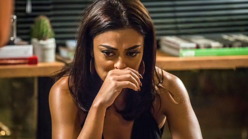 Carolina (Juliana Paes) está preocupada com o filho - Globo/Paulo Belote