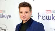 Jeremy Renner foi levado ao hospital após ser atropelado por uma máquina de remoção de neve no último domingo. Confira! - Getty Images