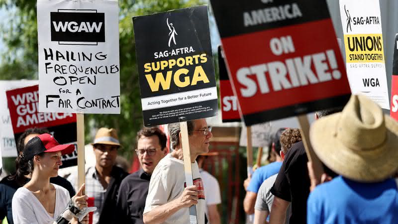 Falta de acordo entre órgãos representantes pode levar atores e roteiristas estadunidenses à primeira greve em mais de 60 anos - Getty Images