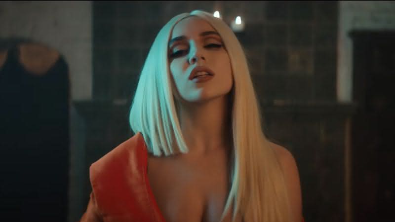 Ava Max em cena do clipe - Reprodução/YouTube