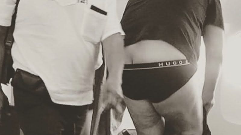 Homem troca de roupa em avião - Instagram