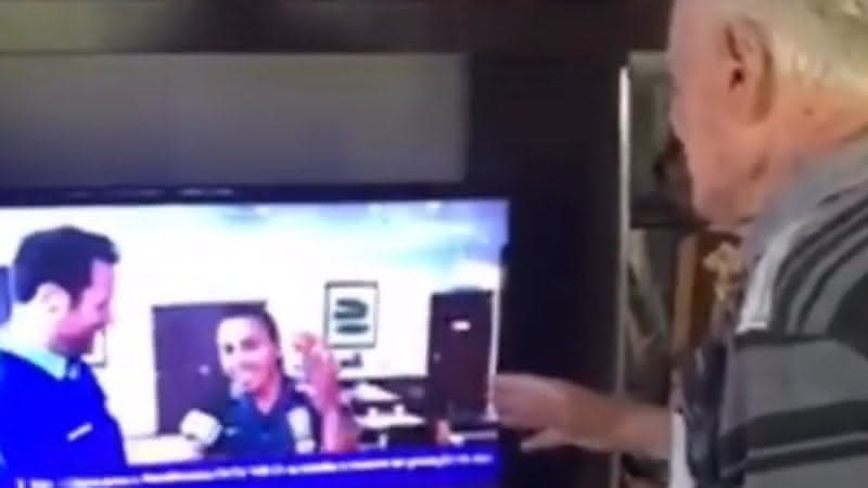 Avô assistindo ao neto jornalista na TV - Instagram