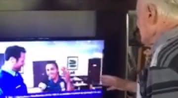 Avô assistindo ao neto jornalista na TV - Instagram