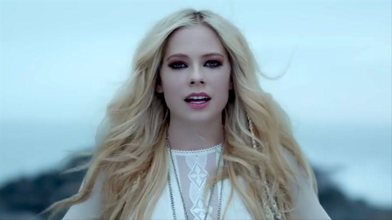 Avril Lavigne no clipe de Head Above Water - Reprodução/YouTube