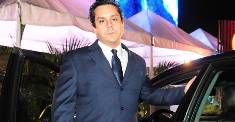 Baltazar aproveitará um momento íntimo com Crô para fazer uma pergunta indecente a ele - Globo/João Miguel Júnior