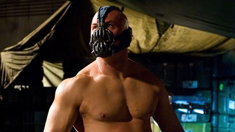 Bane em Batman: O Cavaleiro das Trevas Ressurge, de 2012 - Warner Bros.