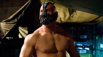 Bane em Batman: O Cavaleiro das Trevas Ressurge, de 2012 - Warner Bros.