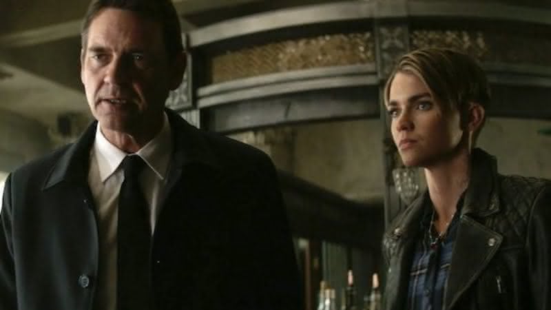 Ruby Rose e Dougray Scott na série "Batwoman" - (Divulgação/CW)