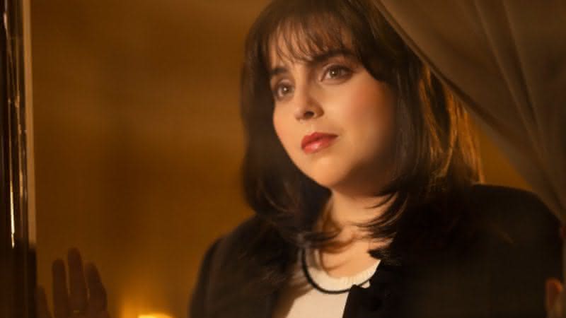 Beanie Feldstein retrata a estagiária da Casa Branca, Monica Lewinsky, na série - (Divulgação/FX)