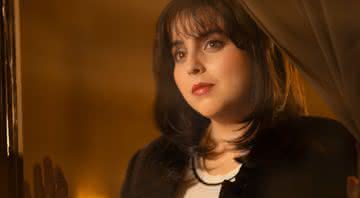 Beanie Feldstein retrata a estagiária da Casa Branca, Monica Lewinsky, na série - (Divulgação/FX)