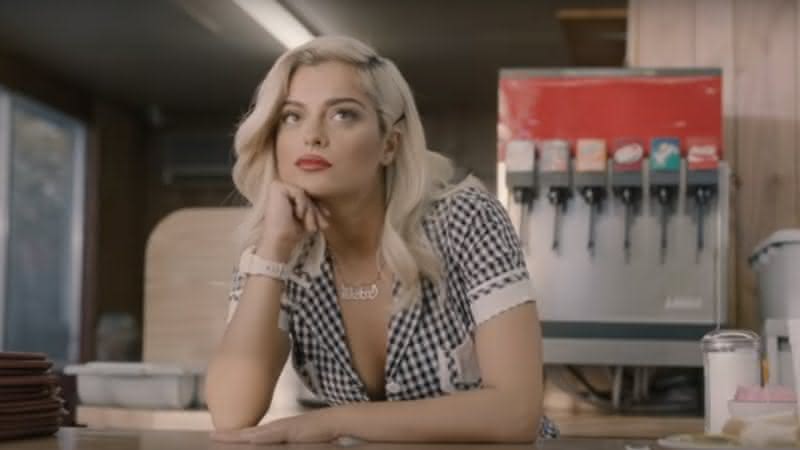 Bebe Rexha no clipe de Meant To Be - YouTube