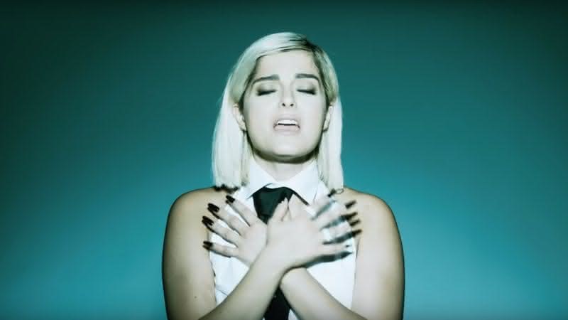 Bebe Rexha no clipe de Not 20 Anymore. Crédito: Reprodução/YouTube