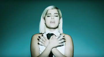 Bebe Rexha no clipe de Not 20 Anymore. Crédito: Reprodução/YouTube