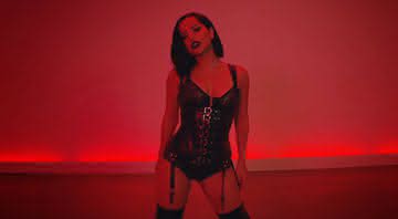 Becky G no clipe de Mala Santa - YouTube