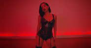 Becky G no clipe de Mala Santa - YouTube