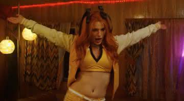 Bella Thorne em trailer de A Babá: Rainha da Morte - Reprodução/YouTube