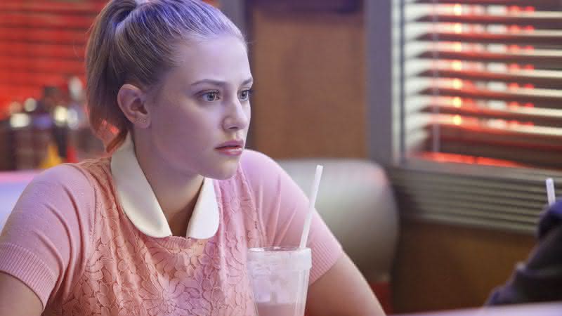 Lili Reinhart em cena de Riverdale - Reprodução/Warner Bros. Pictures