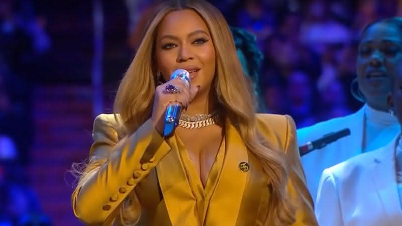 Beyoncé cantando no memorial a Kobe Bryant em Los Angeles - YouTube