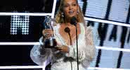 Júlia Andrade - Beyoncé recebe o prêmio de Vídeo do Ano por Formation em 2016. Crédito: Jeff Kravitz/GettyImages