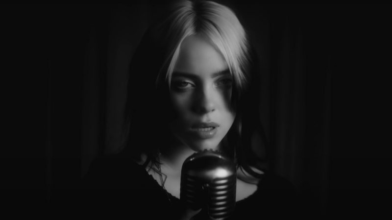 Billie Eilish no clipe de "No Time to Die" - Reprodução/YouTube