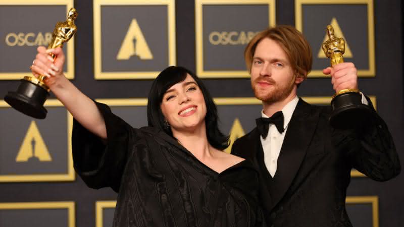 Billie Eilish e seu irmão Finneas O'Connell levaram a estatueta pela música de "007 - Sem Tempo para Morrer" - Divulgação/Getty Images: Mike Coppola