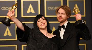 Billie Eilish e seu irmão Finneas O'Connell levaram a estatueta pela música de "007 - Sem Tempo para Morrer" - Divulgação/Getty Images: Mike Coppola