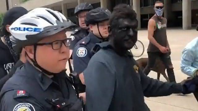 Homem sendo preso durante protesto - Twitter