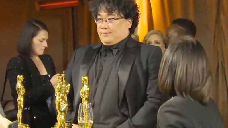 Bong Joon Ho esperando as gravações na estatueta do Oscar - Twitter/Variety