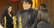 Bong Joon Ho esperando as gravações na estatueta do Oscar - Twitter/Variety