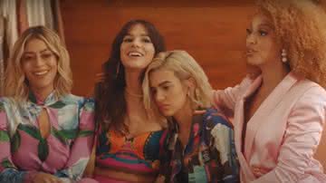 Bruna Marquezine e Manu Gavassi nadam em bebidas nos novos pôsteres de "Maldivas" - Divulgação/Netflix