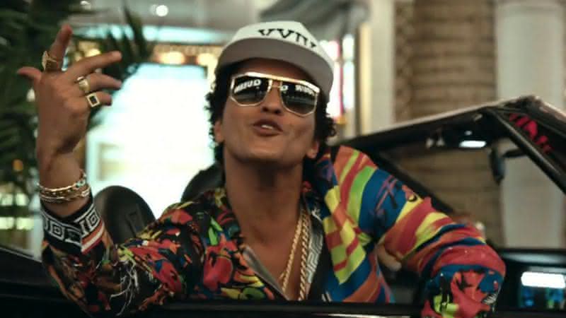 Bruno Mars no clipe de 24K Magic - YouTube