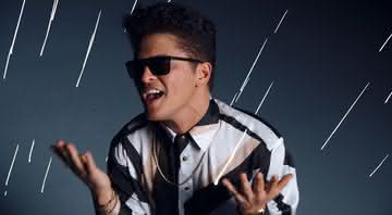 Bruno Mars no clipe de That's What I Like - YouTube