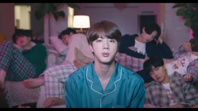 BTS no clipe do single "Life Goes On" - Reprodução/YouTube