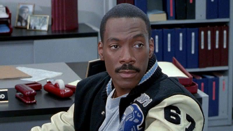 Eddie Murphy como Axel Foley em cena Um Tira da Pesada - Paramount Pictures