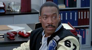 Eddie Murphy como Axel Foley em cena Um Tira da Pesada - Paramount Pictures