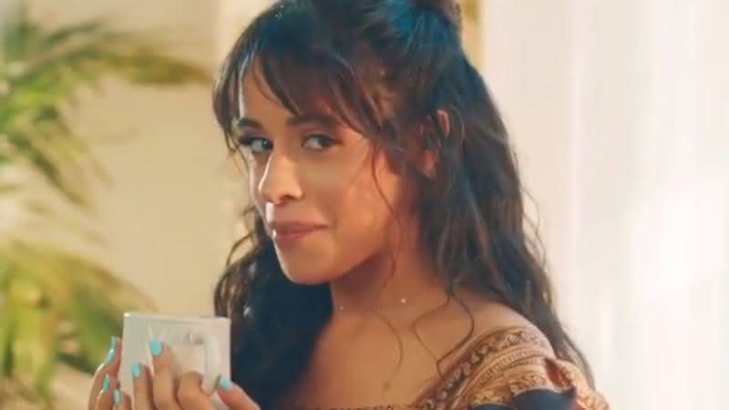 Prestes a lançar seu segundo álbum, Romance, Camila Cabello ajuda fãs com questões amorosas - Twitter