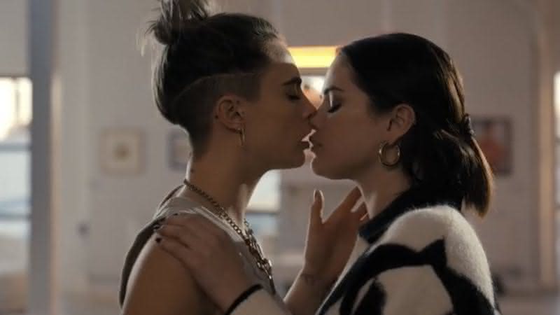 Cara Delevingne diz que foi engraçado beijar Selena Gomez para cena de "Only Murders in the Building" - Divulgação/Star+