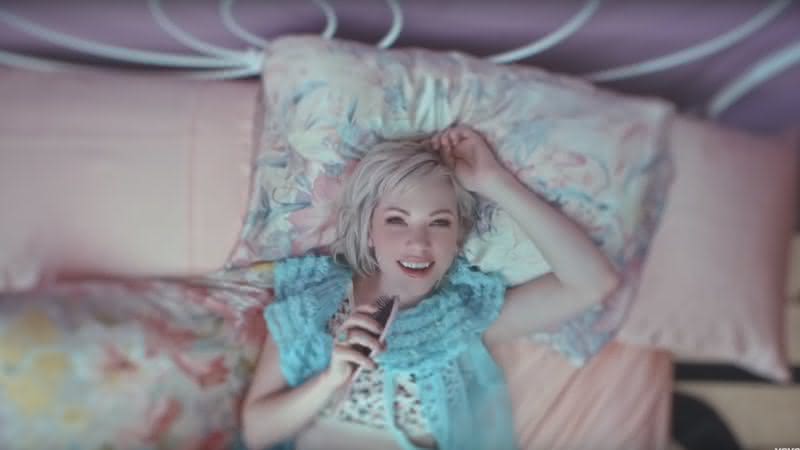 Carly Rae Jepsen no clipe de Want You In My Room - Reprodução/Instagram