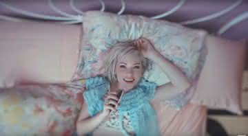 Carly Rae Jepsen no clipe de Want You In My Room - Reprodução/Instagram