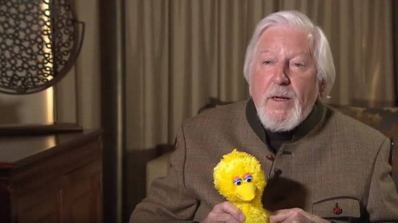 Caroll Spinney em entrevista para a emissora CBC - YouTube