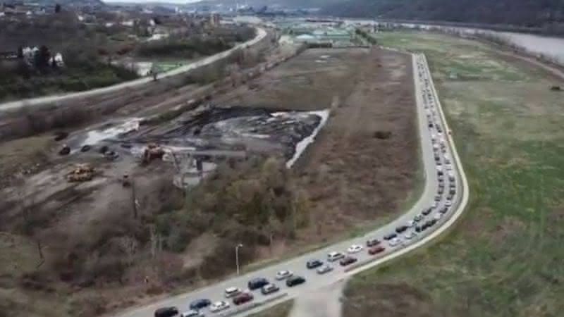 Carros formam fila para comida - Twitter