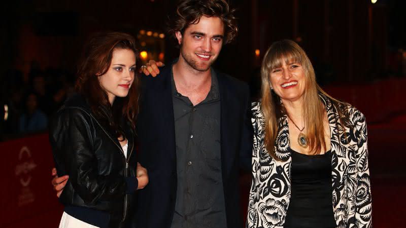 Catherine Hardwicke (à direita) com Kristen Stewart e Robert Pattinson na estreia de "Crepúsculo"; antes de embarcar na saga de vampiros, cineasta recebeu apenas US$ 3 por dirigir o longa independente "Aos Treze" - Vittorio Zunino Celotto/Getty Images