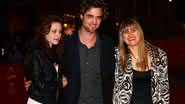 Catherine Hardwicke (à direita) com Kristen Stewart e Robert Pattinson na estreia de "Crepúsculo"; antes de embarcar na saga de vampiros, cineasta recebeu apenas US$ 3 por dirigir o longa independente "Aos Treze" - Vittorio Zunino Celotto/Getty Images